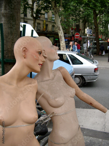 Mannequins au bord de l'arbre Mannequins au bord de l'arbre