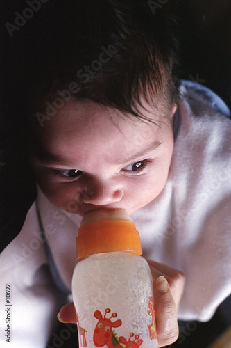 bébé au biberon