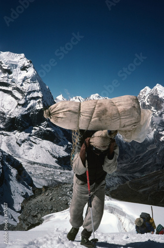 un porteur dans la montée au col du mera-la
