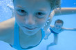 Images : deux enfants sous l\'eau