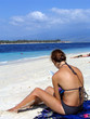 mujer leyendo en una playa paradisiaca mujer leyendo en una playa paradisiaca