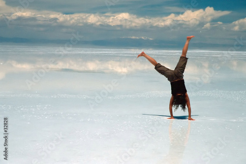 mujer haciendo piruetas sobre hielo mujer haciendo piruetas sobre hielo
