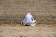 hombre sentado frente a una pared hombre sentado frente a una pared