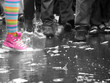 bonheur éclabousse la foule sous la pluie