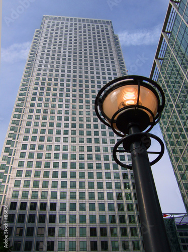 1 canada square in london's canary wharf