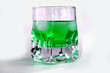 un verre avec des glaçons