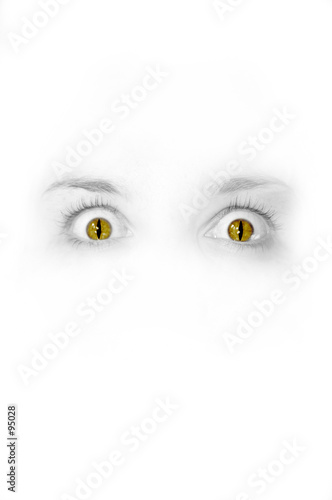 femme aux yeux de chat