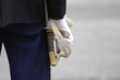 sabre et gant blanc