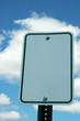 leer Verkehrszeichen vor einem blauen Himmel und Wolken