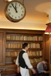 dans un café de paris