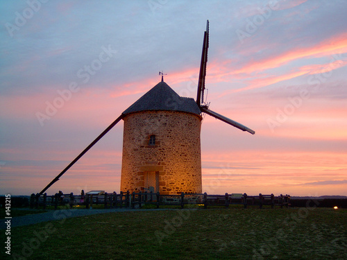 moulin en normandie sur un couche de soleil moulin en normandie sur un couche de soleil