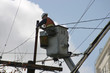 Foto: electrical worker on a lift electrical worker on a lift