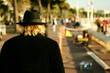 homme au chapeau en promenade