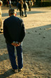 retraité jouant à la pétanque