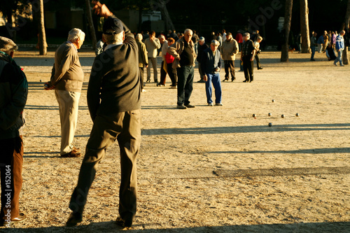 retraité jouant aux boules avec ses amis