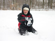 Foto: boy making snowball boy making snowball