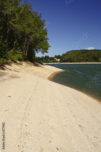 lac du barrage saint-etienne-cantalès 1