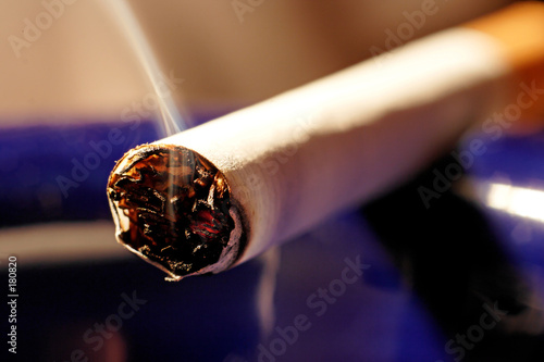 cigarette sur cendrier