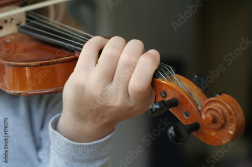 une main et son violon