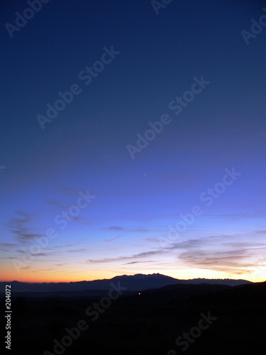 tombée de la nuit sur la chaîne de pyrénées tombée de la nuit sur la chaîne de pyrénées