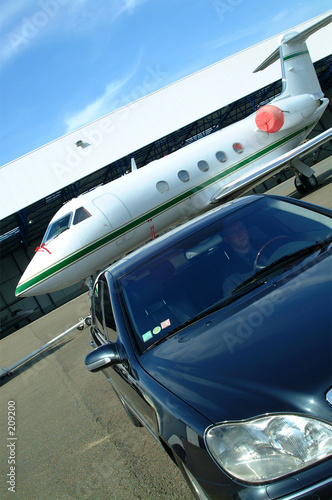 jet privé et voiture