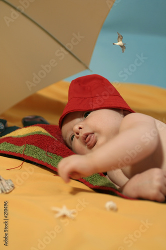 Foto: baby resting at the beach baby resting at the beach