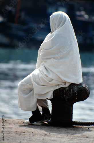 femme sur le port femme sur le port