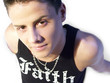 jeune homme faith accoudé jeune homme faith accoudé