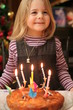 enfant et son gâteau d'anniversaire