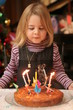 enfant soufle une bougie