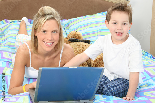Foto: mom and son with laptop mom and son with laptop