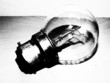 une ampoule brille
