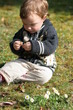 enfant sur la pelouse