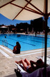 femmes au bord de la piscine