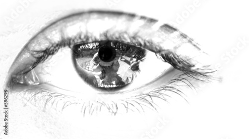 reflet dans un oeil en n&b