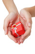 manos y regalo