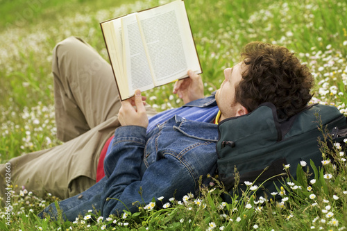 Foto: guy reading guy reading