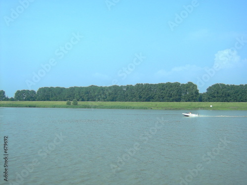 sportboot auf der ems