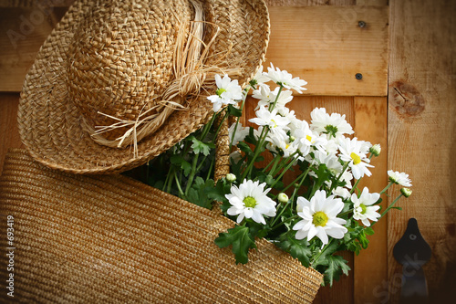 daisies in summer purse/ dark edges