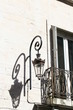 lampadaire sur mur de pierre à dijon