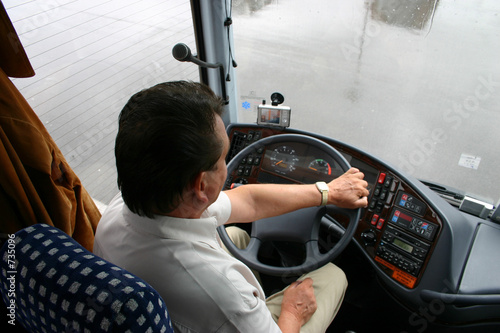 busfahrer bei regenwetter