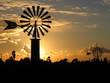 windrad im abendlicht