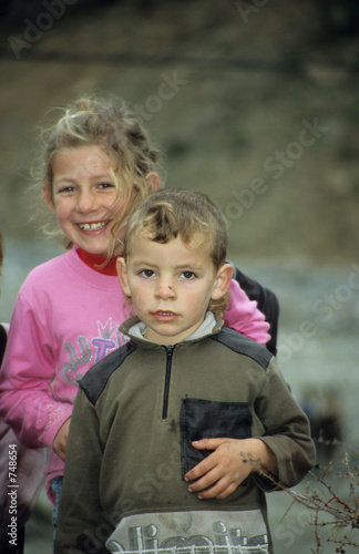 junge und mädchen in albanien