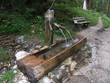 holzbrunnen mit drei wasserspendern
