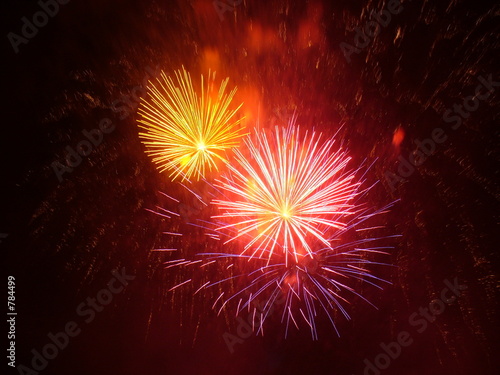feu d'artifice jaune et rouge