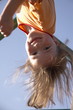 kind an einer kletterstange 06