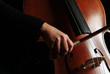 tocando un cello