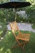 chaise de bois et parasol