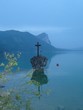kreuz im mondsee und blick auf die drachenwand kreuz im mondsee und blick auf die drachenwand
