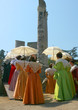 robes colorées et ombrelles